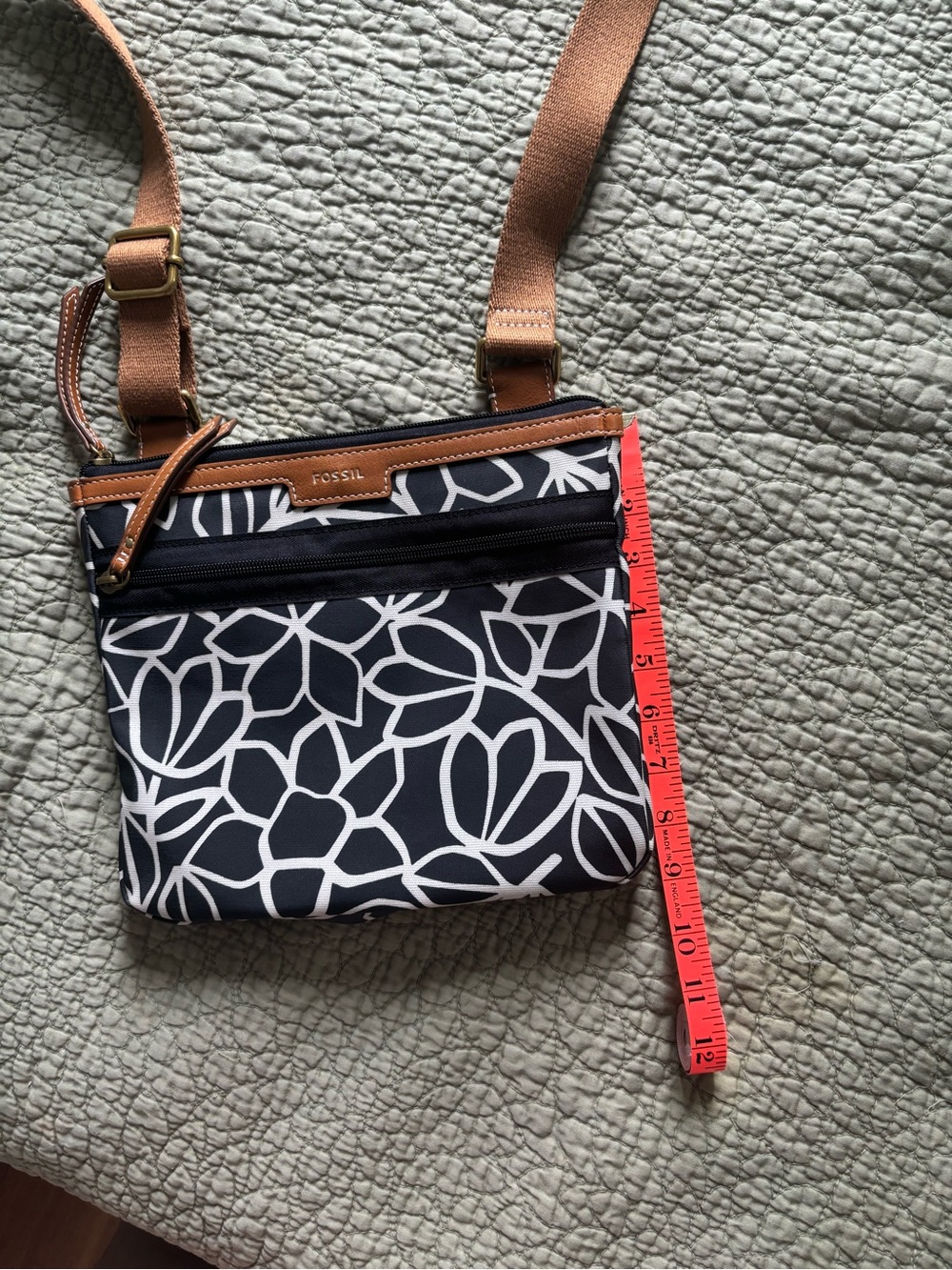 Fossil Eliza Crossbody Purse in Black and White Geometric Flower Pattern - Picture 4 of 6